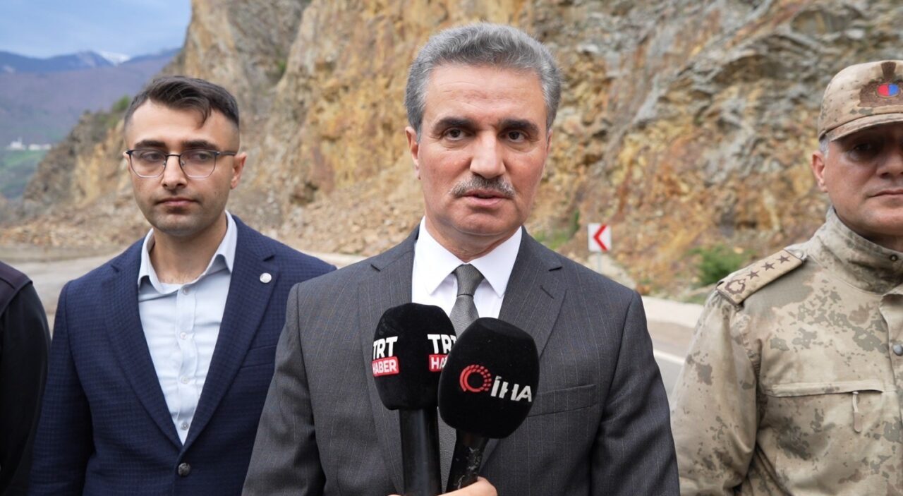 Gümüşhane Valisi Aydın Baruş, Gümüşhane-Tirebolu karayolunnda bugün yaşanan heyelan sonrası
