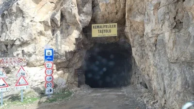 Erzincan Valisi Hamza Aydoğdu, Kemaliye ilçesindeki taş yolunda suyun tahliyesinin