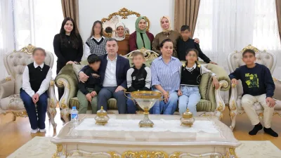 Bayburt Valisi Mustafa Eldivan ve eşi Meltem Eldivan, Sevgi Evi'nde