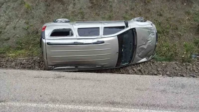 Kastamonu yağış sebebiyle kayganlaşan yolda virajı alamayan hafif ticari aracın