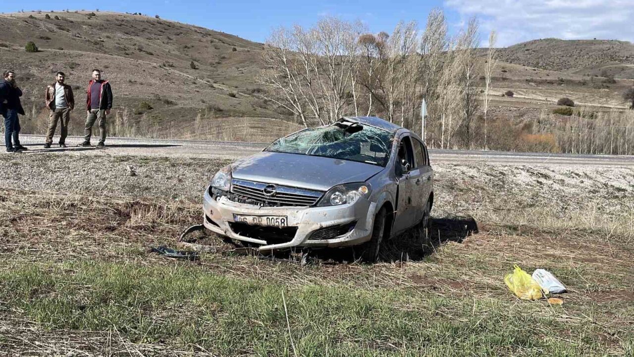 Sivas’ta virajı alamayarak tarlaya çan araç defalarca takla attı, araçta
