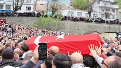Ünlü sanatçı Volkan Konak'ın cenazesi Maçka ilçesinde toprağa verildi. Oyuncu