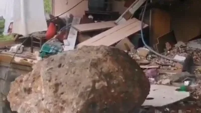 Rize’de yamaçtan kopan kayaların çarptığı ev kullanılmaz hale geldi. Olay,