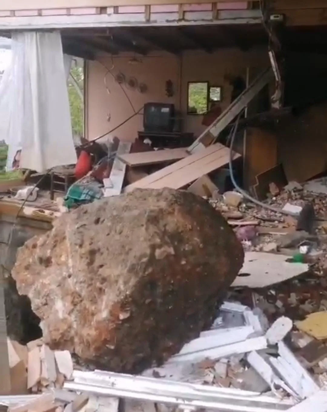 Rize’de yamaçtan kopan kayaların çarptığı ev kullanılmaz hale geldi. Olay,