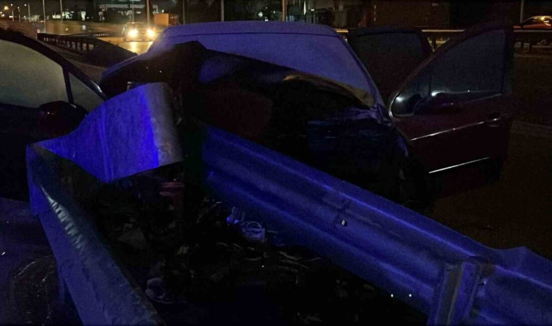 Kocaeli’nin Gebze ilçesinde bariyerlere çarpan otomobilde yangın çıktı. Araç içinde