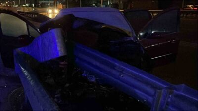 Kocaeli’nin Gebze ilçesinde bariyerlere çarpan otomobilde yangın çıktı. Araç içinde