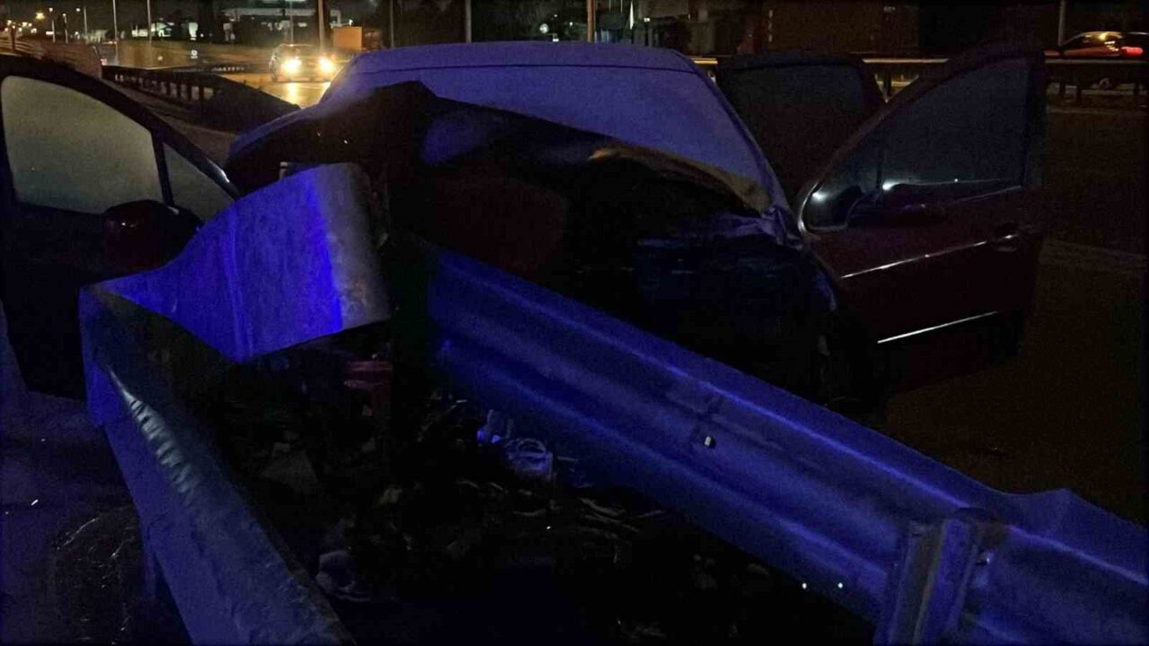 Kocaeli’nin Gebze ilçesinde bariyerlere çarpan otomobilde yangın çıktı. Araç içinde