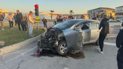 Sakarya’nın Karasu ilçesinde yangın ihbarına giden itfaiye aracı ile otomobilin