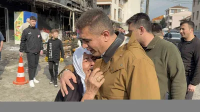 Düzce'deki market yangını sonucu 3 katlı bina tamamen küle döndü.