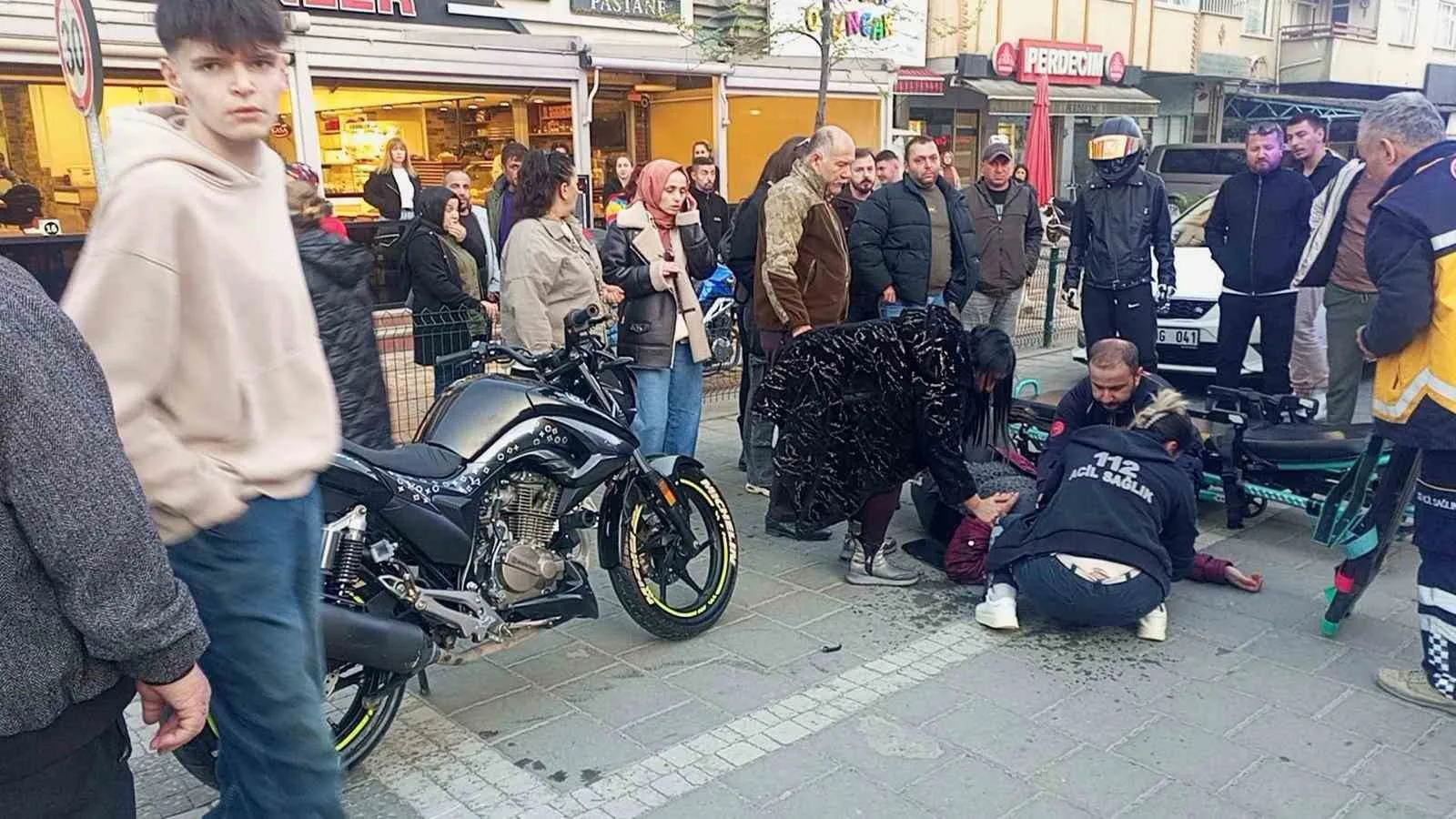 Çaycuma'da yaya geçidinde motosikletin çarptığı M.U. ağır yaralandı. Kadın havaya