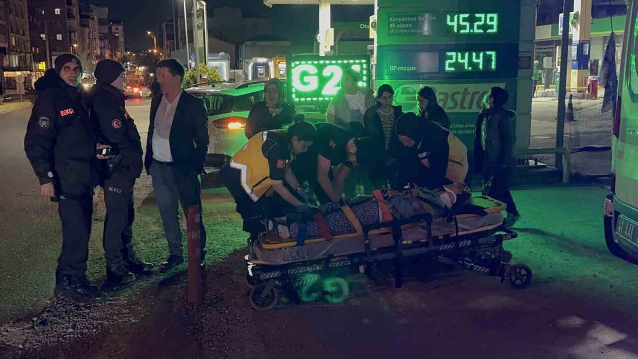 Kocaeli’nin Gebze ilçesinde yaya geçidinden karşıya geçerken otomobilin çarptığı kadın