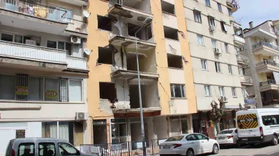 Manisa Şehzadeler ilçesinde sit alanında bulunan 7 katlı Uzun Apartmanı