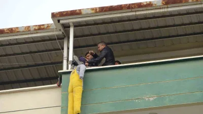 Malatya'da ağır hasarlı binanın yıkımına karşı çıkan apartman sakini kadın,