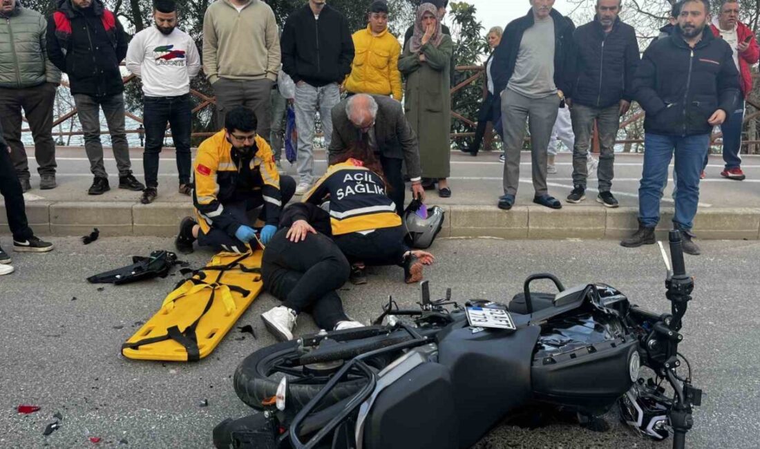 Ordu’nun Ünye ilçesinde yolcu indirdiği sırada duran otomobile motosiklet çarptı.