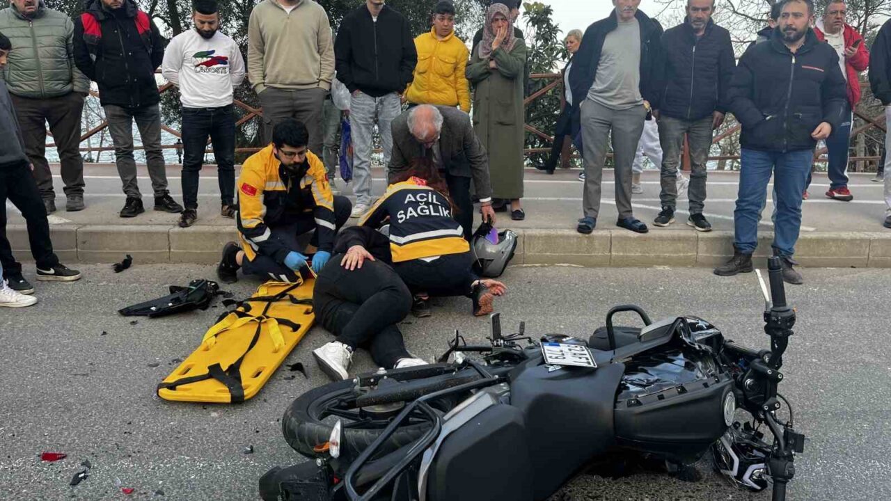 Ordu’nun Ünye ilçesinde yolcu indirdiği sırada duran otomobile motosiklet çarptı.