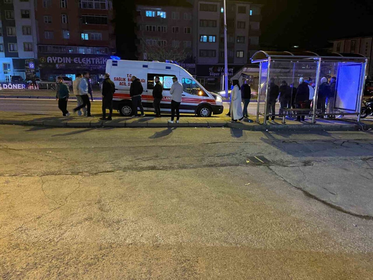 Zonguldak’ta yolun karşısına geçmek isteyen adama seyir halindeki ambulans çarptı.