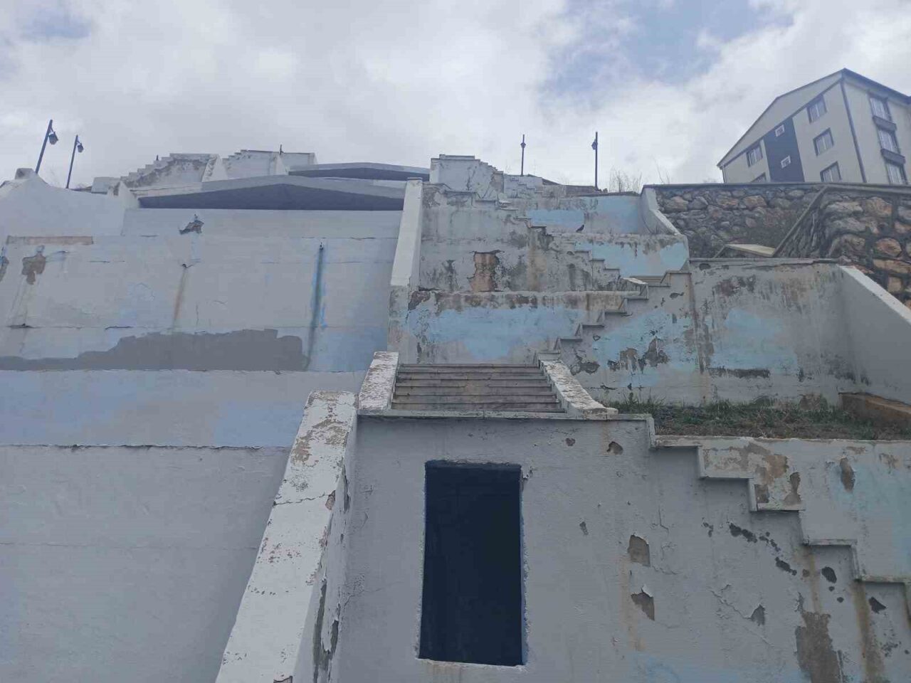 Bayburt-Erzurum kara yolu üzerinde bulunan, 13 yıl önce yapımına başlanan