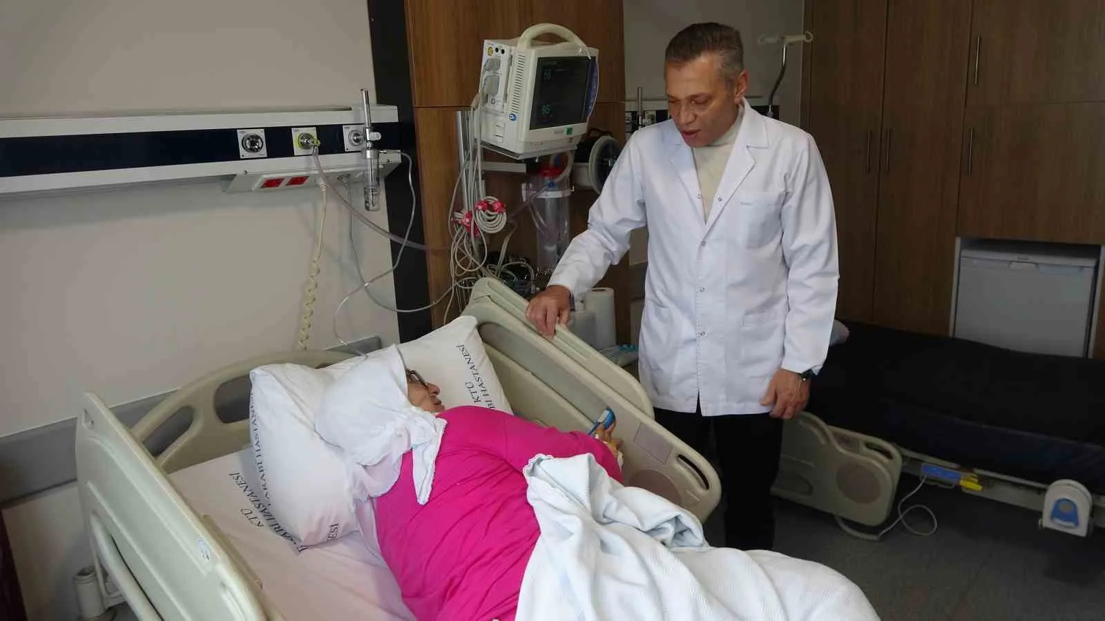 Trabzon’un Akçaabat ilçesinde yaşayan 66 yaşındaki Fatma Karabacak’ın yuttuğu karayemiş