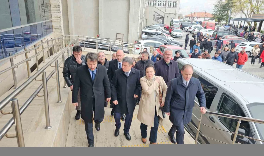 Zonguldak Belediye Başkanı Tahsin Erdem, Zonguldak Adliyesi’ne gelerek ifade verdi.