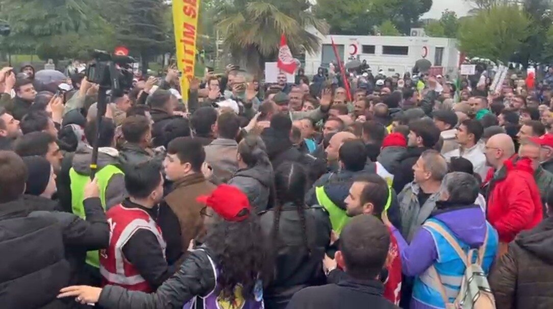 Kocaeli’de 1 Mayıs kutlamaları sırasında DEM Partililer ile Atatürkçü Düşünce