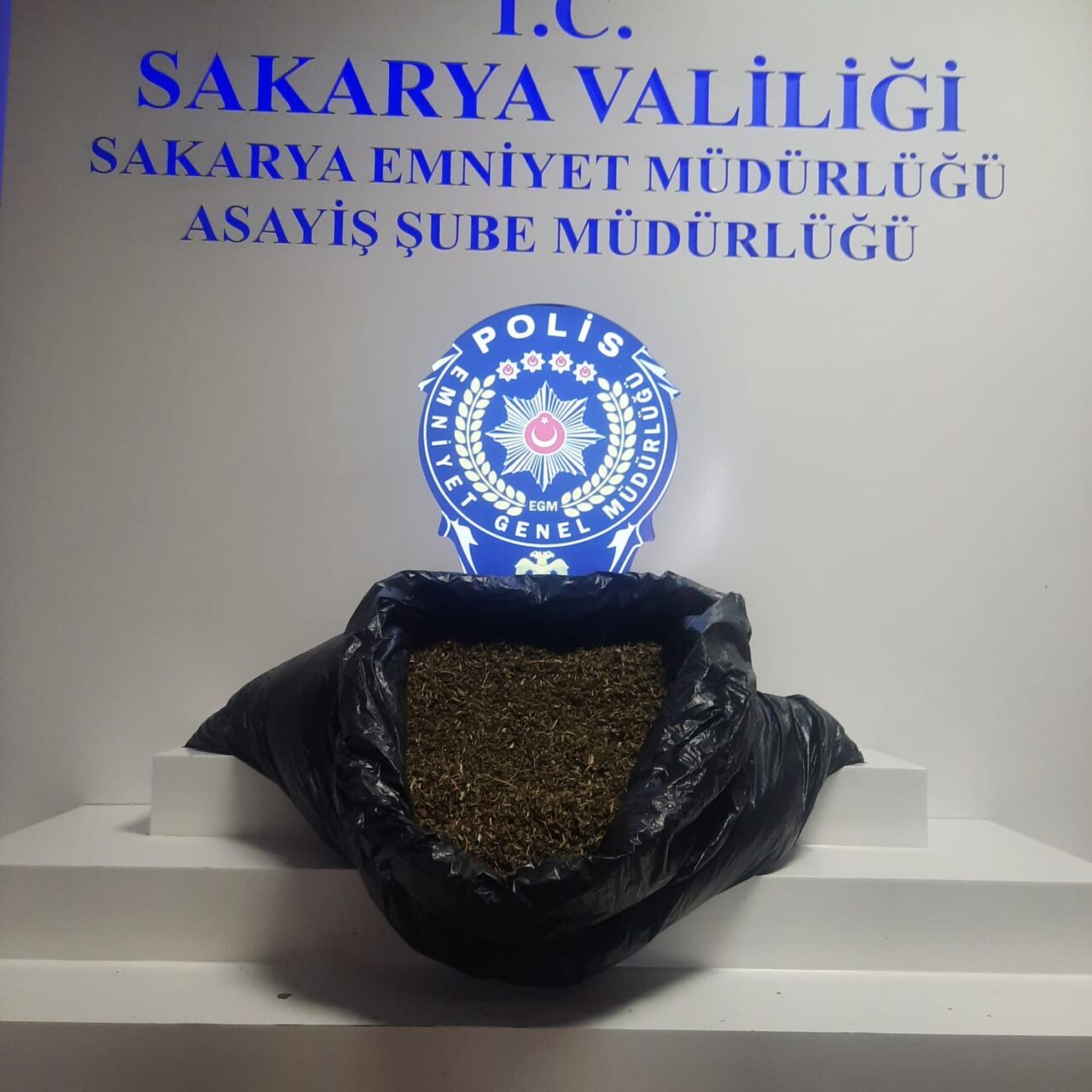 Sakarya’da polis ekiplerince gerçekleştirilen operasyonda 10 yıl hapis cezası olan