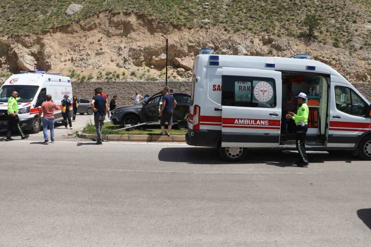 Sivas’ta kavşakta meydana gelen trafik kazasında 3’ü çocuk 6 kişi