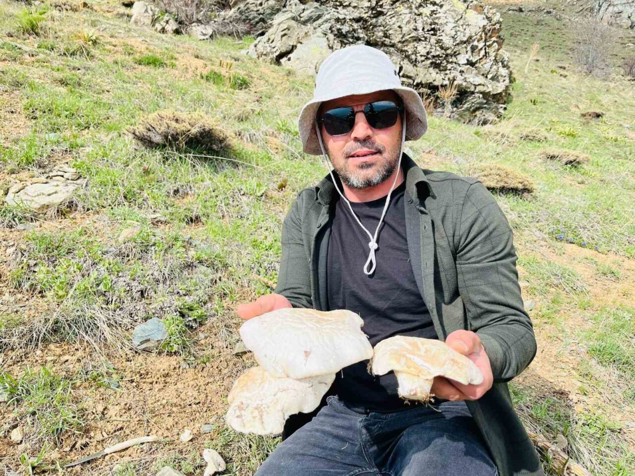 Erzincan’da Keşiş Dağına çıkan bazı vatandaşlar, 20 kilometre yol kat