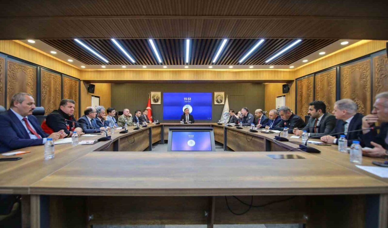 Erzincan Valisi Hamza Aydoğdu başkanlığında vali yardımcıları ve birim amirlerinin