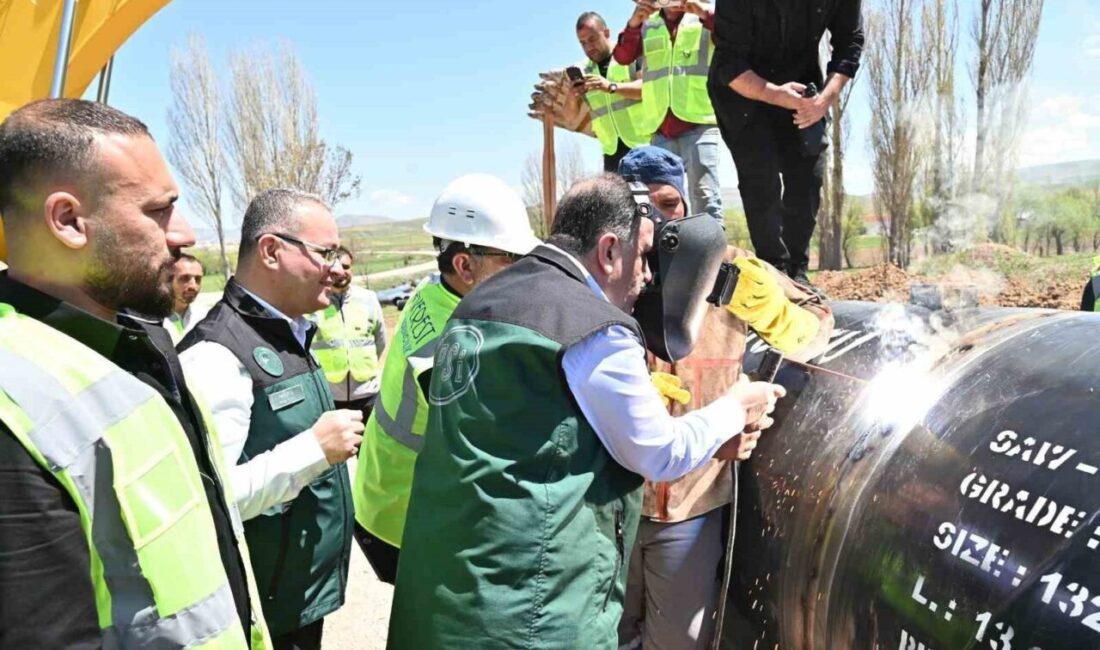 Bayburt Valisi Mustafa Eldivan, il protokolüyle birlikte Kırklartepe Barajı Sulama