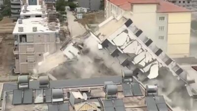 Hatay’ın İskenderun ilçesinde 7 katlı binanın iş makinesinin dokunuşuyla kağıt