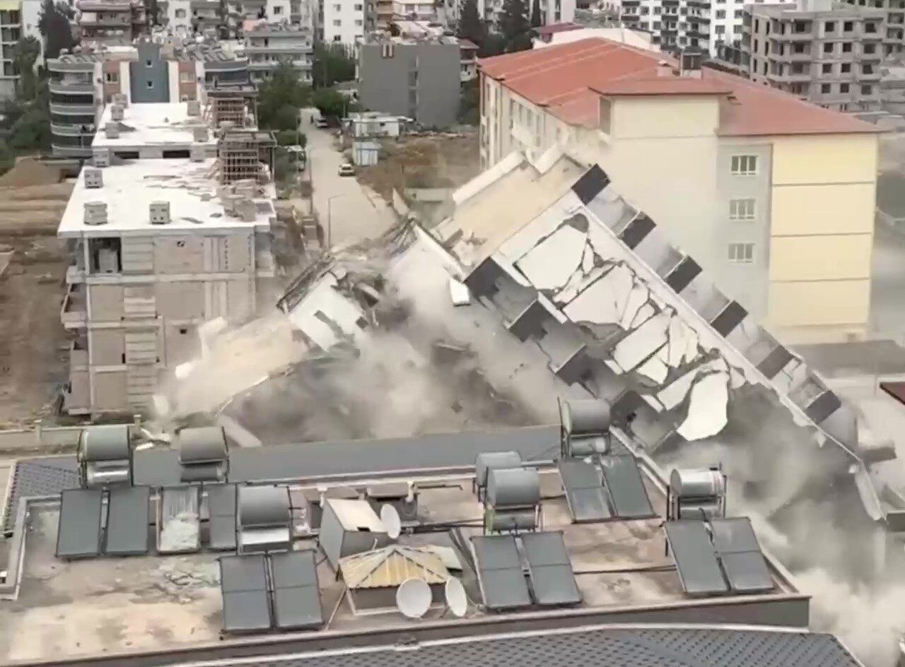 Hatay’ın İskenderun ilçesinde 7 katlı binanın iş makinesinin dokunuşuyla kağıt