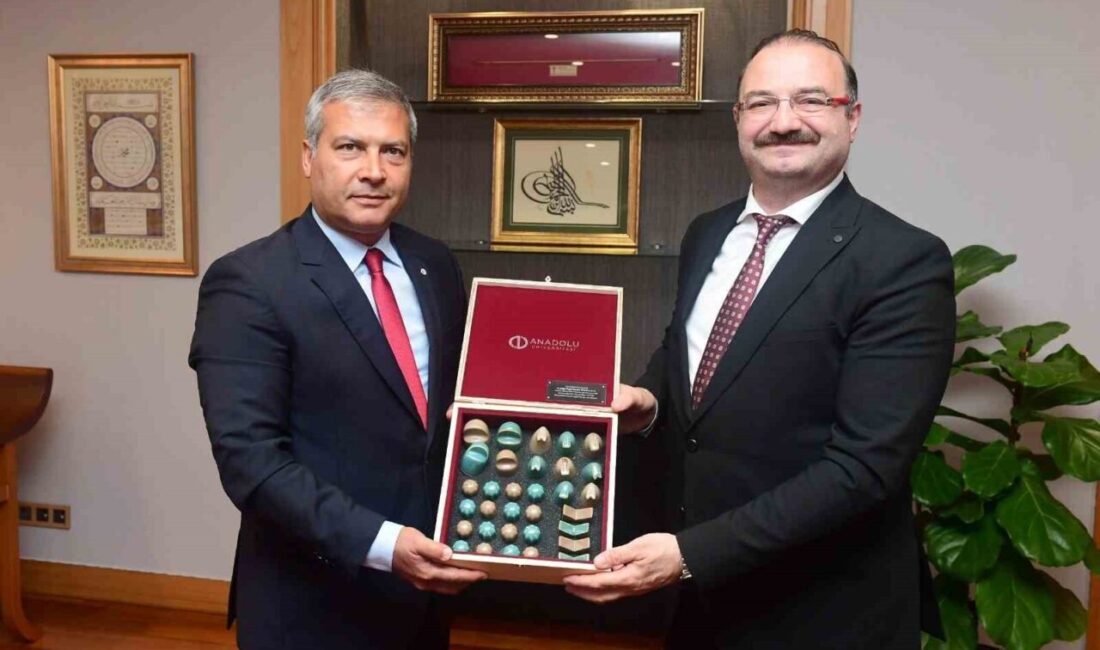 Atatürk Üniversitesi Rektörü Prof. Dr. Ahmet Hacımüftüoğlu, beraberindeki üniversite heyeti