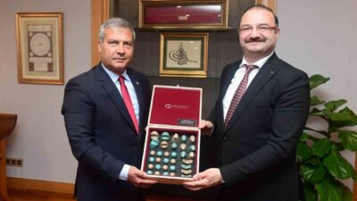 Atatürk Üniversitesi Rektörü Prof. Dr. Ahmet Hacımüftüoğlu, beraberindeki üniversite heyeti