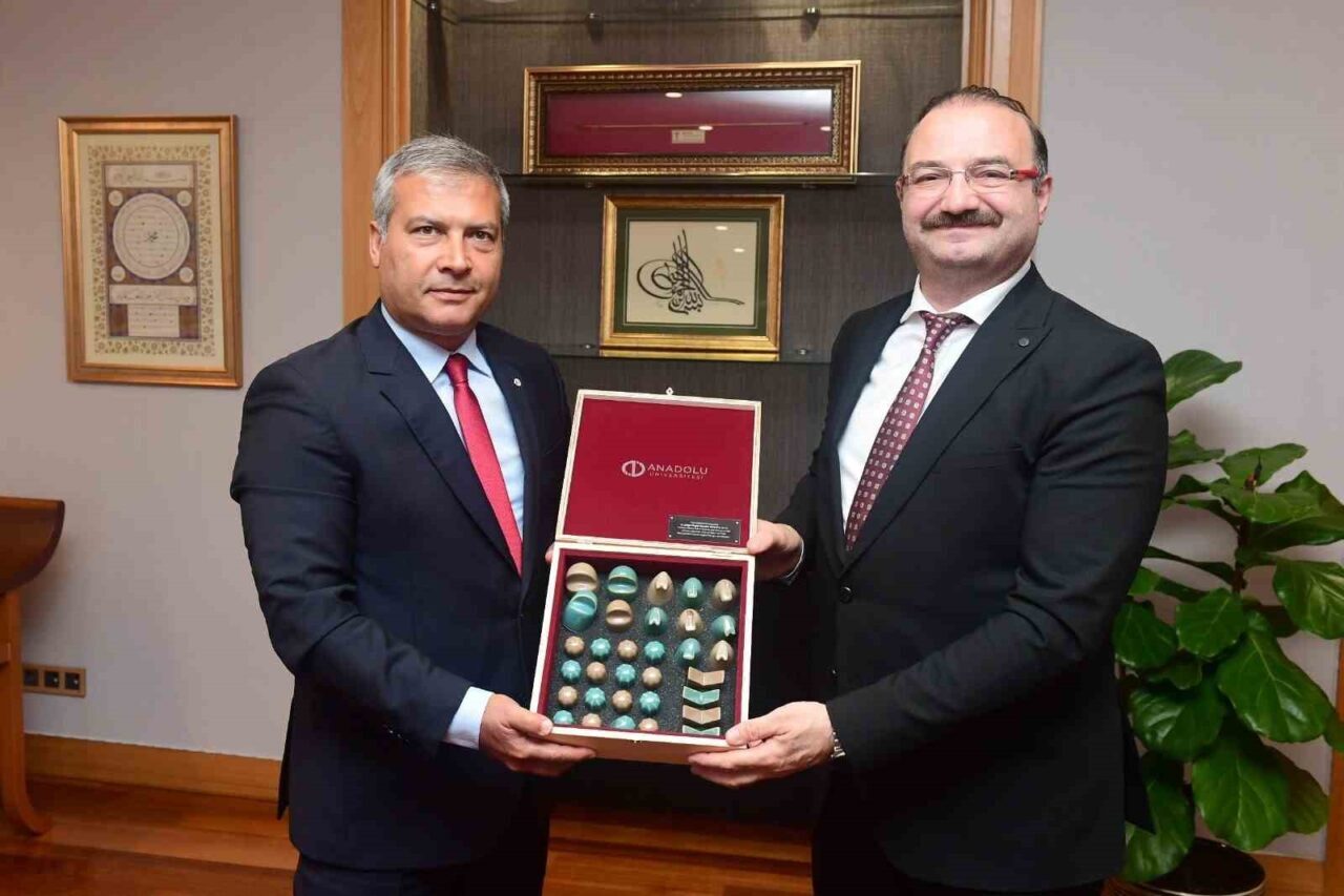 Atatürk Üniversitesi Rektörü Prof. Dr. Ahmet Hacımüftüoğlu, beraberindeki üniversite heyeti