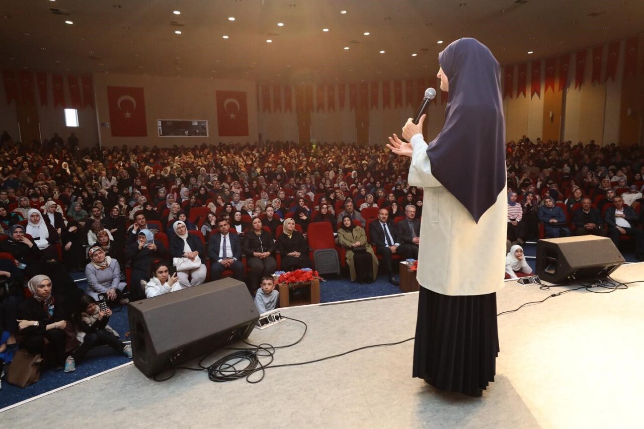 Aile Danışmanı Saliha Erdim, Erzurum’da ailelere seslendi, ailede rol dağılımı