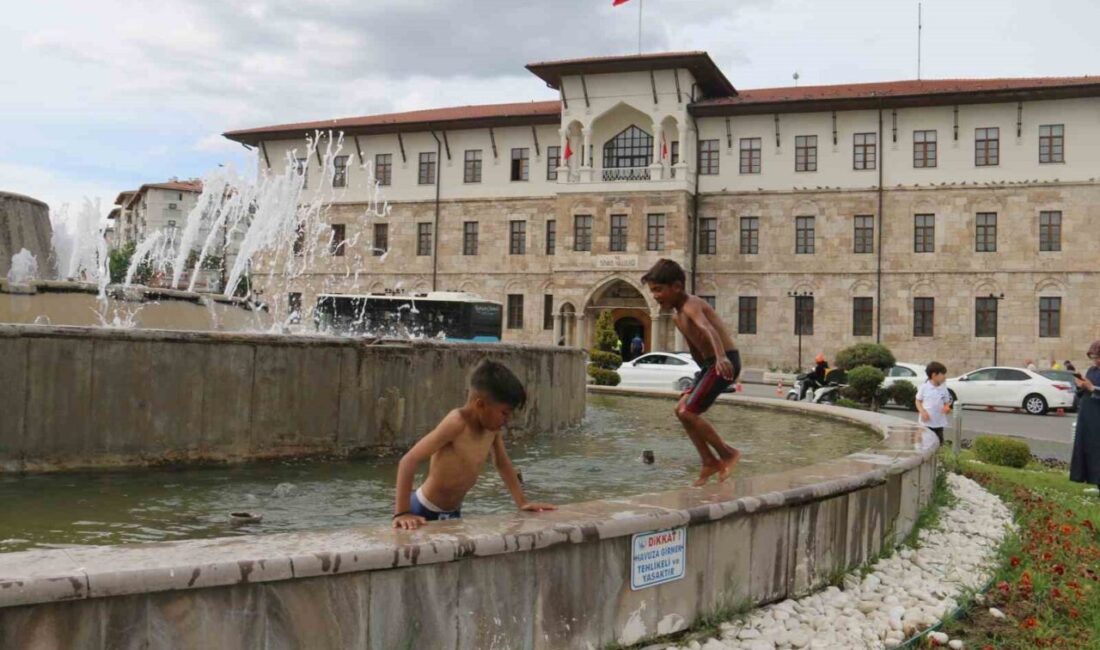 Sivas’ta Tarihi Kent meydanında, Valilik binasının önündeki süs havuzuna giren