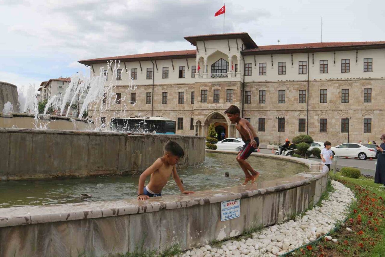 Sivas’ta Tarihi Kent meydanında, Valilik binasının önündeki süs havuzuna giren