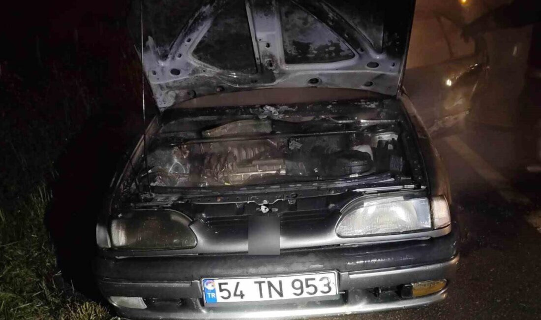 Sakarya’nın Kaynarca ilçesinde seyir halindeyken alev topuna dönen otomobil, itfaiye