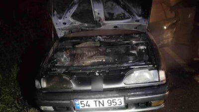 Sakarya’nın Kaynarca ilçesinde seyir halindeyken alev topuna dönen otomobil, itfaiye