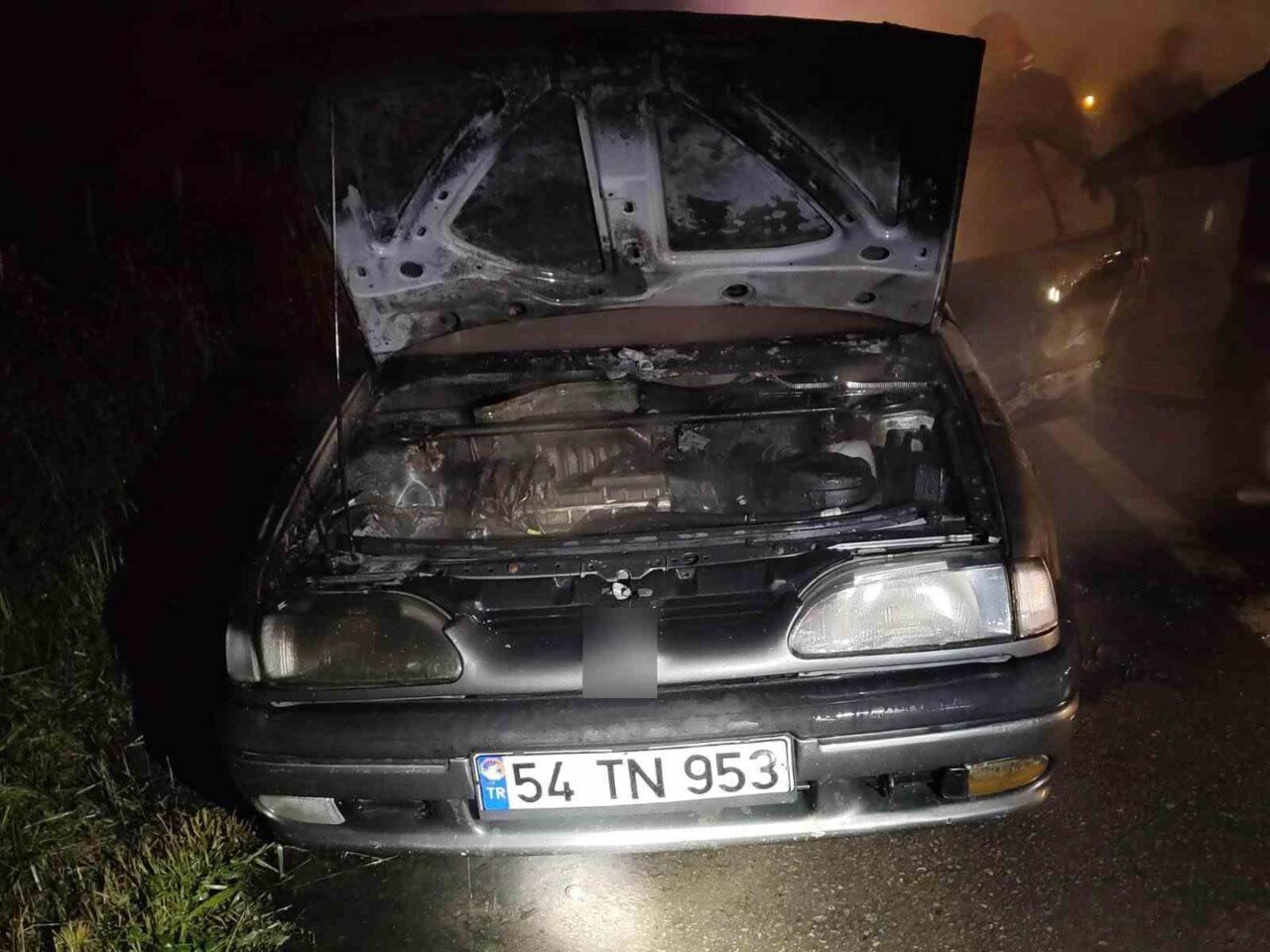 Sakarya’nın Kaynarca ilçesinde seyir halindeyken alev topuna dönen otomobil, itfaiye