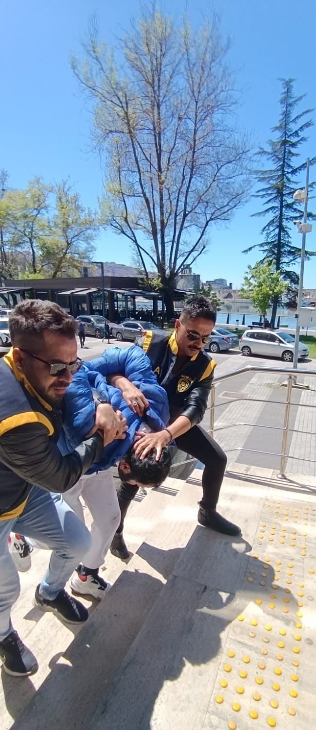 Zonguldak’ta alkollü araç kullanırken yakalanan ve polis memurunu yaralayan şüpheli,