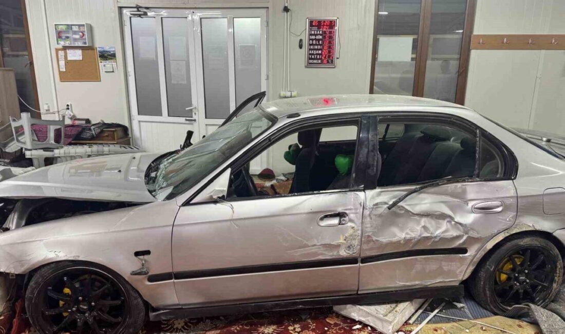 Kocaeli’nin İzmit ilçesinde alkollü olduğu iddia edilen sürücü camiye daldı.