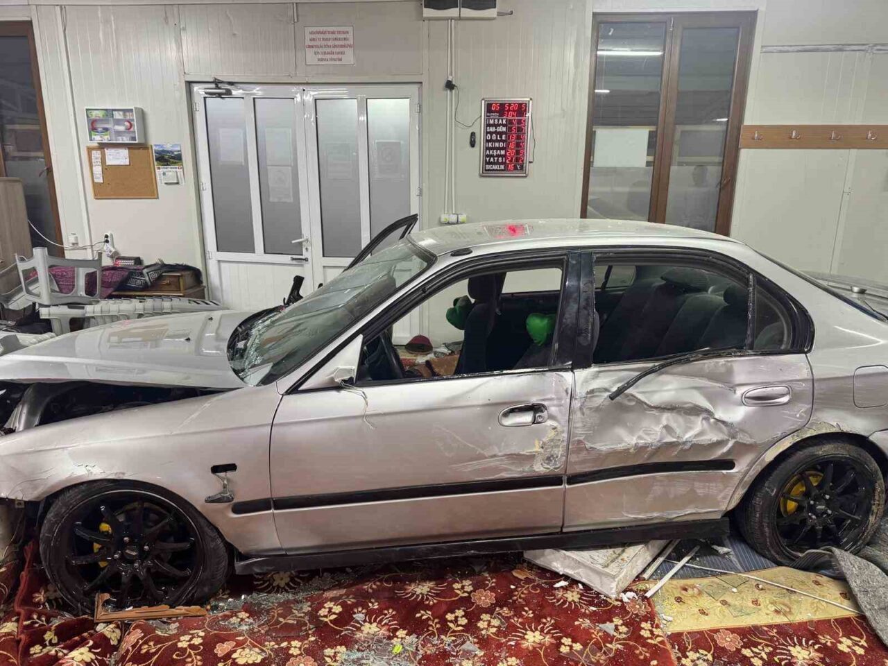 Kocaeli’nin İzmit ilçesinde alkollü olduğu iddia edilen sürücü camiye daldı.