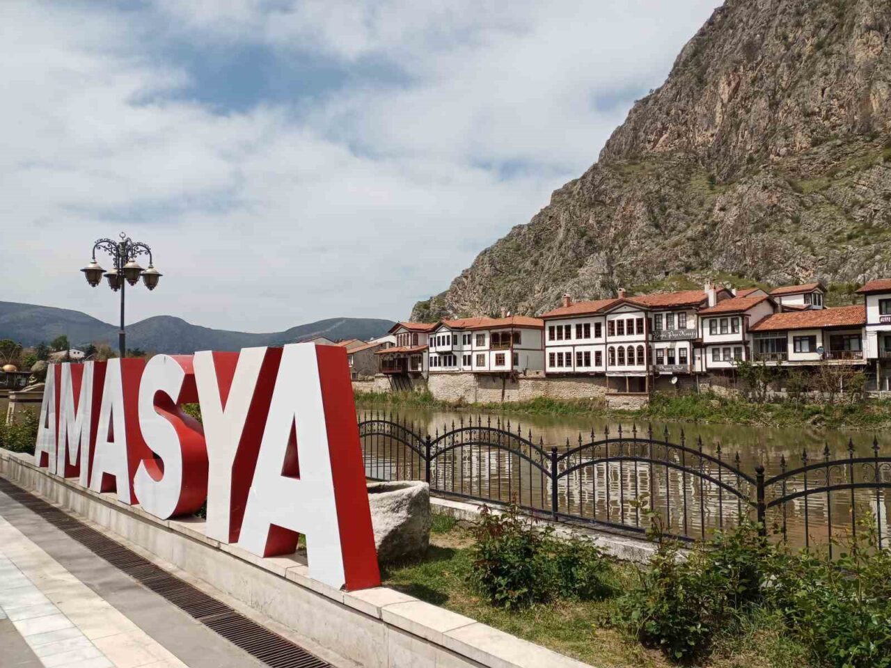 Amasya’nın Gümüşhacıköy ilçesi, 4.4 ve 4.2 büyüklüğündeki iki depremle sarsıldı.
