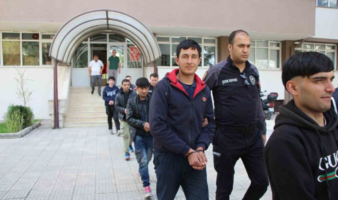 Amasya’da polisin arama yaptığı otomobilde Afganistan uyruklu 6 kaçak göçmen