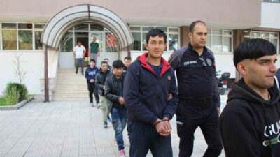 Amasya’da polisin arama yaptığı otomobilde Afganistan uyruklu 6 kaçak göçmen
