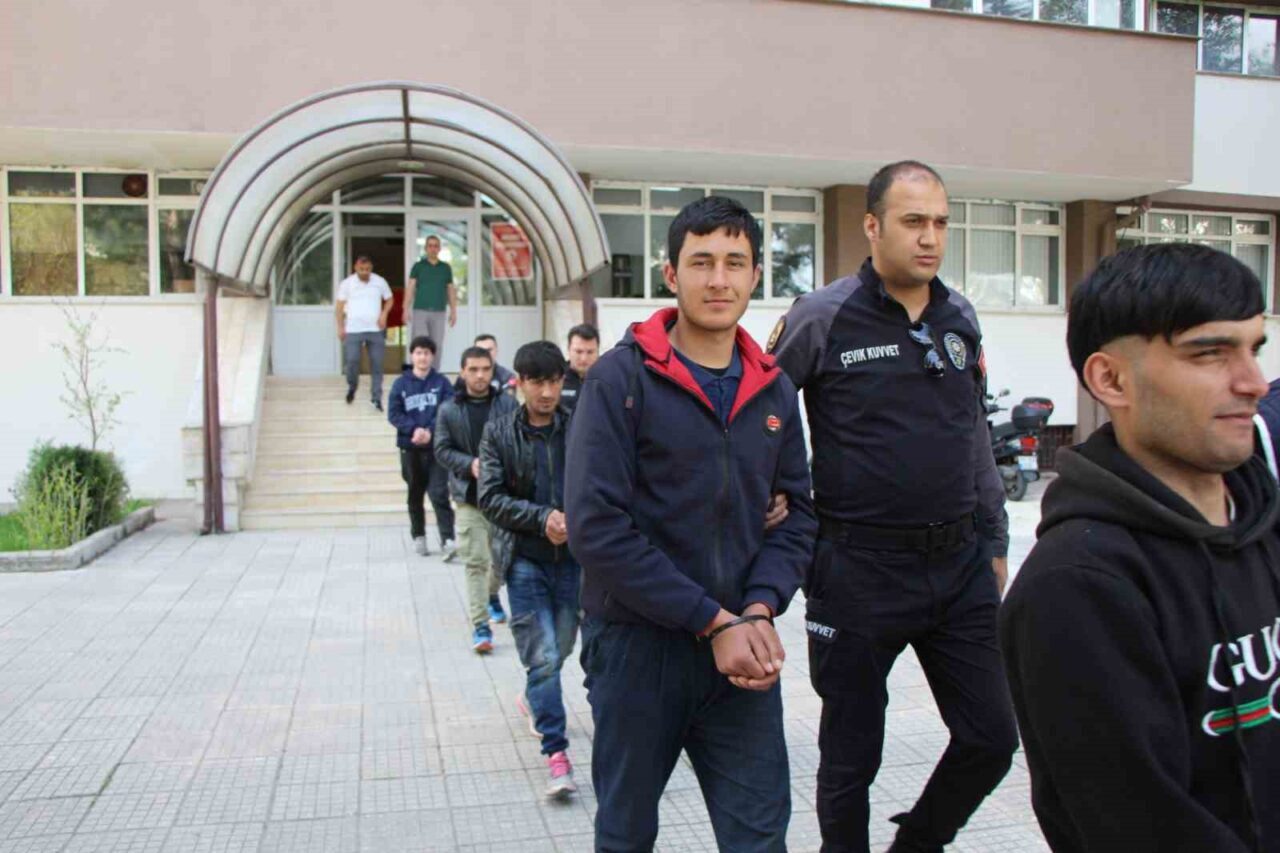 Amasya’da polisin arama yaptığı otomobilde Afganistan uyruklu 6 kaçak göçmen