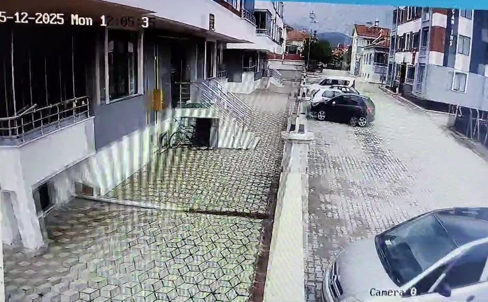 Amasya’nın Gümüşhacıköy ilçesinde 3’er dakika arayla 4,4 ve 4,2 büyüklüğünde