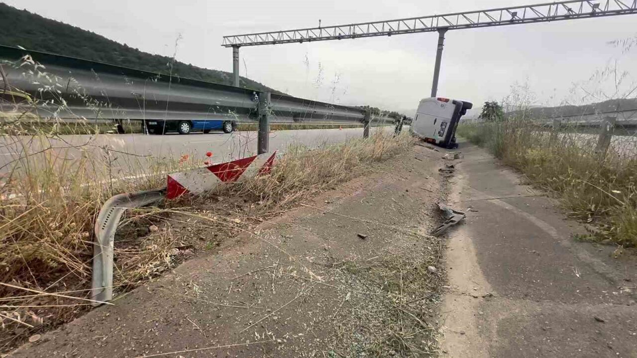 Amasya’nın Taşova ilçesinde hafif ticari aracın refüjdeki bariyerleri aşıp yağmur