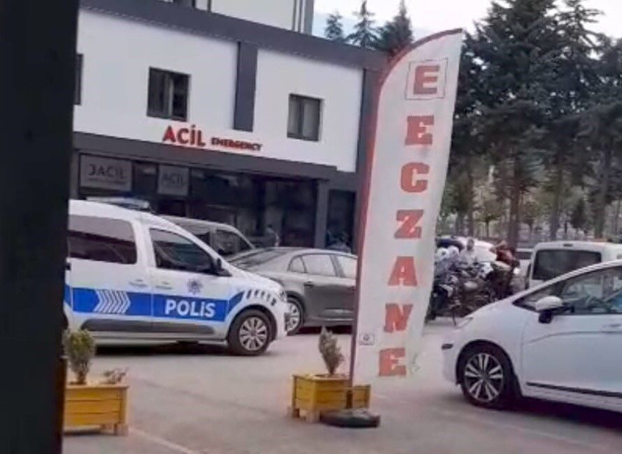 Amasya’da Özel Kolmed Hastanesi’nde boğazına bıçak dayayan genç, korku dolu